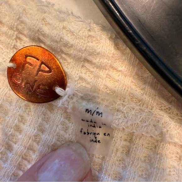 Free People Women’s Colt Top Waffle Knit Raw Hem Long Sleeves Sz M - Picture 12 of 15